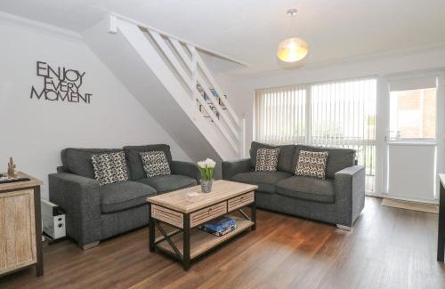 Corton House | 102 Waterside Park