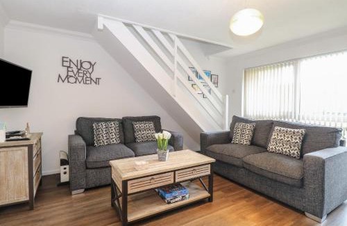 Corton House | 102 Waterside Park