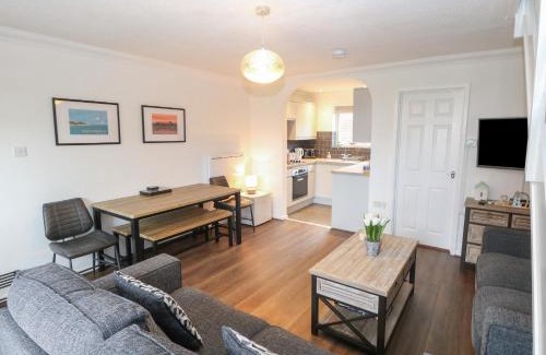 Corton House | 102 Waterside Park