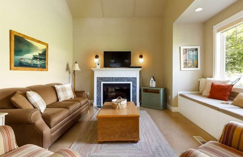 Oroville House | 103 Bootlegger Lane (Country)