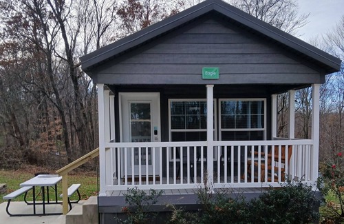 Logan Cabin | 103) Eagle Farmhouse Style Cabin. Close to Hocking Hills State Park and more!