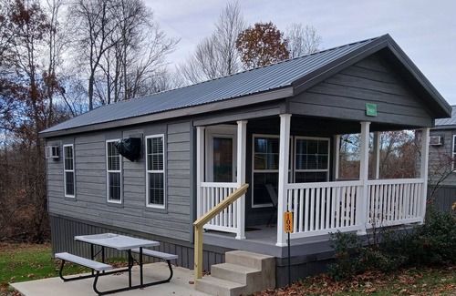 Logan Cabin | 103) Eagle Farmhouse Style Cabin. Close to Hocking Hills State Park and more!