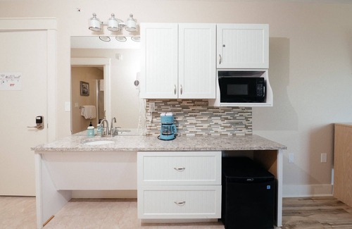 Traverse City Apartment | #103 - Kasa Gold Coast Inn Traverse City