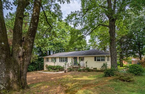 Huntsville House | 103 Noble · ❈Southern Charm❈ 5 Bedroom Home, Centrally Located