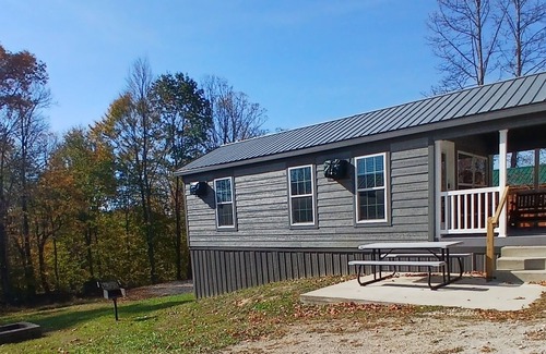 Logan Cabin | 104) Falcon Farmhouse Style Cabin. Close to Hocking Hills State Park and more!