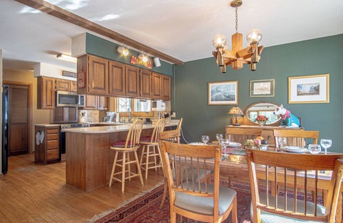 Sun Valley House | #104 Private Hot Tub, 2 car garage, abundant parking, Elkhorn Amenities