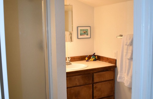 Quincy Condo | #108 Condo near large pool & shuttle to Gorge Amp-book separately