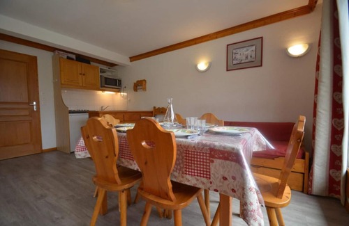 Les Bruyeres Apartment | 10m from ski slopes, 5th floor, view mountain, balcony, tv, ski locker, 44m², Les Menuires