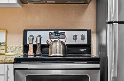 Clearwater House | 10min to Beach | TV in Each BR |Walk To Stores