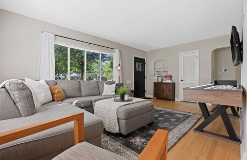 Wauwatosa House | 10min to DT + Fire Pit + Home Gym + Shuffleboard