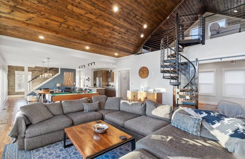 Wolf Laurel House | 10min to Hatley Pointe~Views~ HotTub~ FirePit