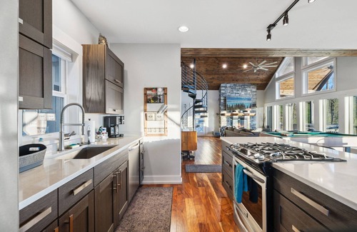 Wolf Laurel House | 10min to Hatley Pointe~Views~ HotTub~ FirePit