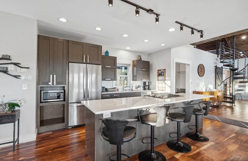 Wolf Laurel House | 10min to Hatley Pointe~Views~ HotTub~ FirePit