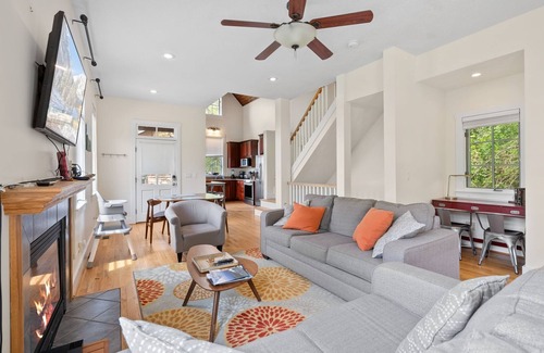 Wolf Laurel Cabin | 10Min to Hatley Pointe~Hot Tub~Amazing Views