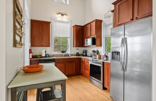 Wolf Laurel Cabin | 10Min to Hatley Pointe~Hot Tub~Amazing Views