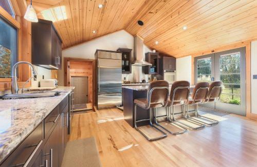 Fennville House | 11 Acre Wood - Cabin getaway - fishing & swimming pond - hot tub