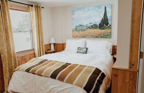 Luzerne Cabin | 11 Bedroom Lodge, Private Bathrooms, Sleeps 28, Huron National Forest