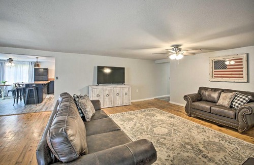 Royal House | 11 Mi to Lake Ouachita Family Cabin with Yard
