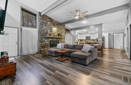 Hot Springs Village House | 11 Ona Lane - One level home with carport near shopping, restaurants, Lake