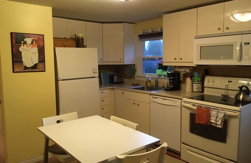 Falmouth House | 11 Quiet duplex by the beach, short walk to Falmouth Village, high-speed WiFi