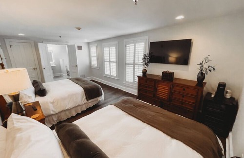 Downtown Hotel | 11-Standard Guest Room - 2 Queens · The Jefferson Inn Rm. 11