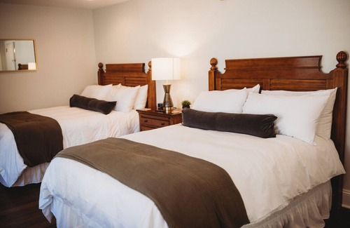 Downtown Hotel | 11-Standard Guest Room - 2 Queens · The Jefferson Inn Rm. 11