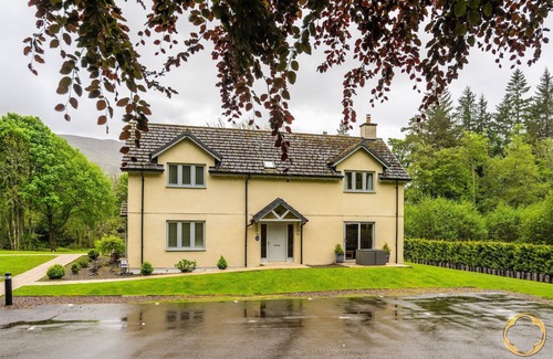 Fort Augustus Cottage | 11 The Courtyard Cottages: Luxury Holiday Accommodation - Pet Friendly