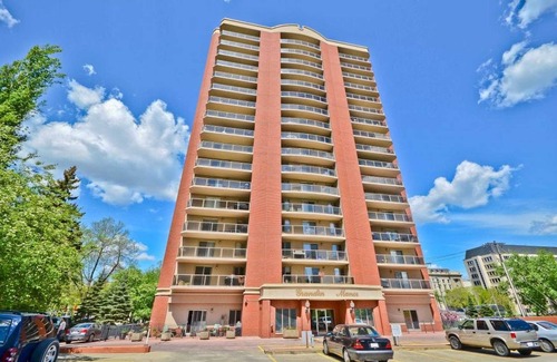 North Central Edmonton Condo | 1100 sq. ft. Downtown Condo, 1 bedroom, 1 office with 2 full bathrooms.