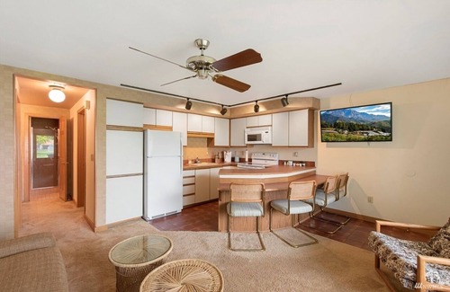 Quincy Condo | #119 Crescent Bar Tropical Paradise with access to large pool and hot tub