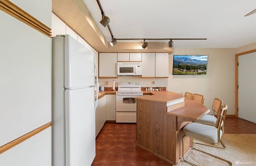 Quincy Condo | #119 Crescent Bar Tropical Paradise with access to large pool and hot tub