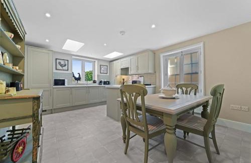 Bury St Edmunds Apartment | 119 Flat 2 Northgate st - Stylish one bedroom apartment set within walking distance to town, spacious living space with public car park close by
