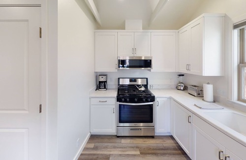 Arcata House | 11th Street Studio~Stylish & 3 blocks Plaza!