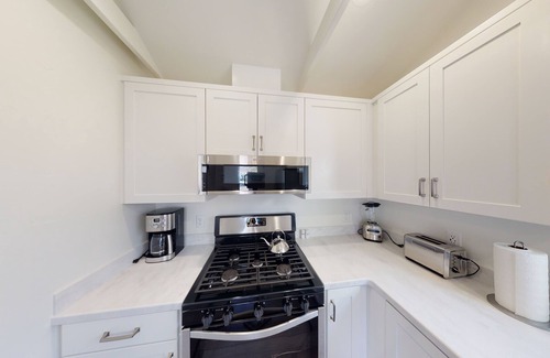 Arcata House | 11th Street Studio~Stylish & 3 blocks Plaza!