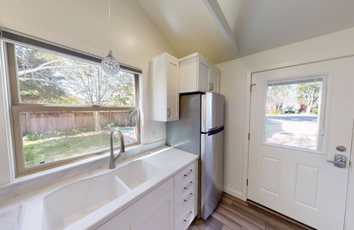 Arcata House | 11th Street Studio~Stylish & 3 blocks Plaza!