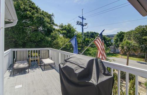 Isle of Palms House | 12 42nd Avenue by AvantStay 2 Mins To The Beach Screened In Porch