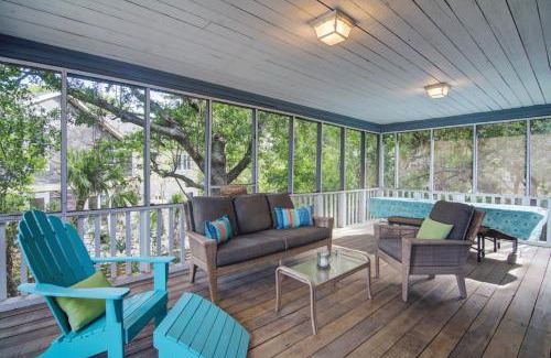 Isle of Palms House | 12 42nd Avenue by AvantStay 2 Mins To The Beach Screened In Porch