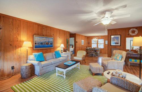 Isle of Palms House | 12 42nd Avenue by AvantStay 2 Mins To The Beach Screened In Porch