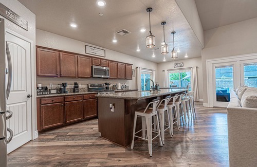 Tulare House | 12-Bed home w/Pool&Hot tub near Sequoia National Park