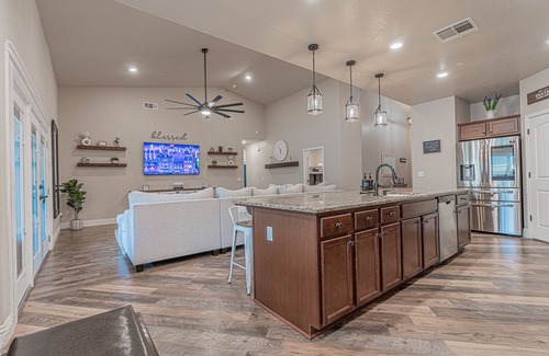 Tulare House | 12-Bed home w/Pool&Hot tub near Sequoia National Park