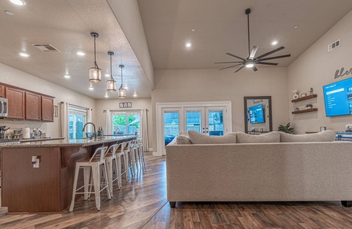 Tulare House | 12-Bed home w/Pool&Hot tub near Sequoia National Park