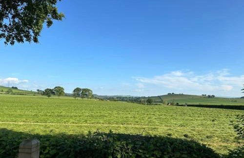 Welton Apartment | 12 Field Views - 2 Bedrooms 2 bathrooms - 1 shower - 1 bath No sign written vans