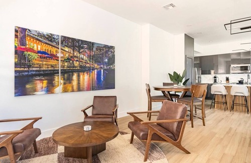 Near East Side House | 12 Guest 4 Bedroom Riverwalk Townhome Groups and Family Friendly Parking Modern