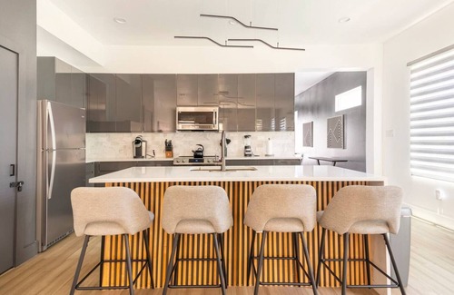 Near East Side House | 12 Guest 4 Bedroom Riverwalk Townhome Groups and Family Friendly Parking Modern
