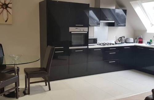 Esher Apartment | 12 Kinnaird Court - 1 bedroom apartment