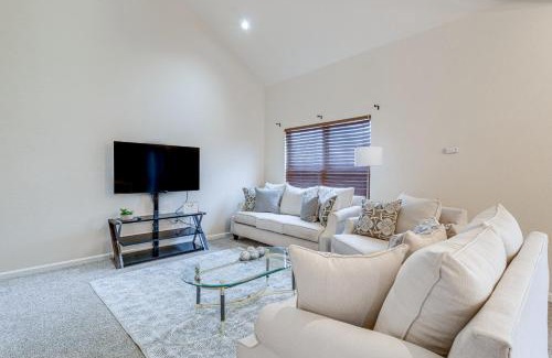 Gateway House | 12 Mi to DIA Cozy Denver Townhome with Fireplace!