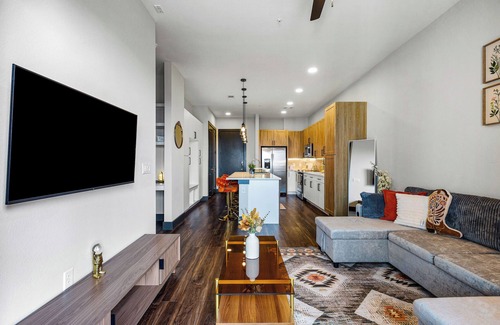 North Burnet Apartment | *12 Min to Downtown* Balcony Apt w/Free Parking!