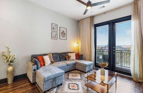 North Burnet Apartment | *12 Min to Downtown* Balcony Apt w/Free Parking!