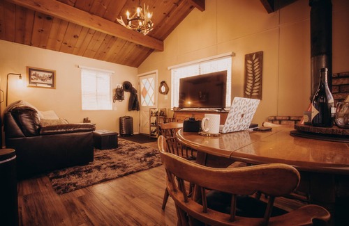 Big Bear Cabin | 12 min to the slopes! Sugar Bear cabin- private with hot tub & fireplace 🐶