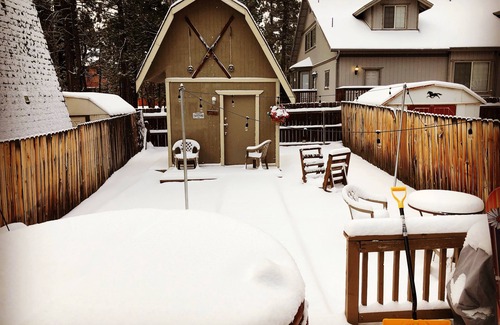 Big Bear Cabin | 12 min to the slopes! Sugar Bear cabin- private with hot tub & fireplace 🐶