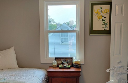 Mosby Apartment | 12 minutes to downtown/Airport. Center location to any path you wish to take.